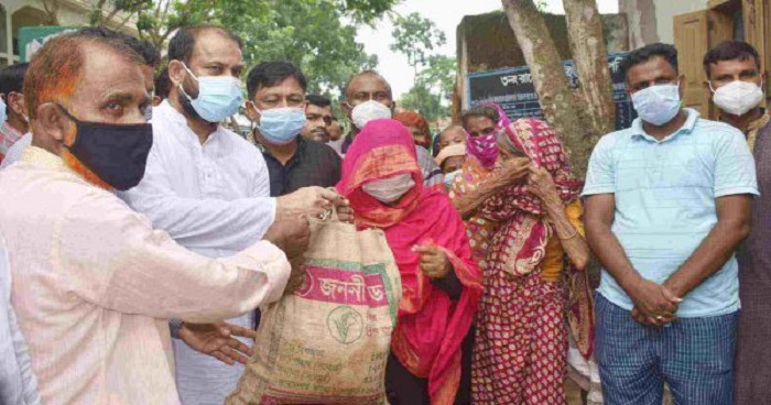 গাবতলীর রামেশ্বরপুর ইউনিয়নে ভিজিএফ’র চাল বিতরণ