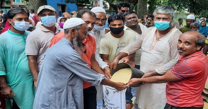 আদমদীঘিতে ভিজিএফের চাল বিতরণ