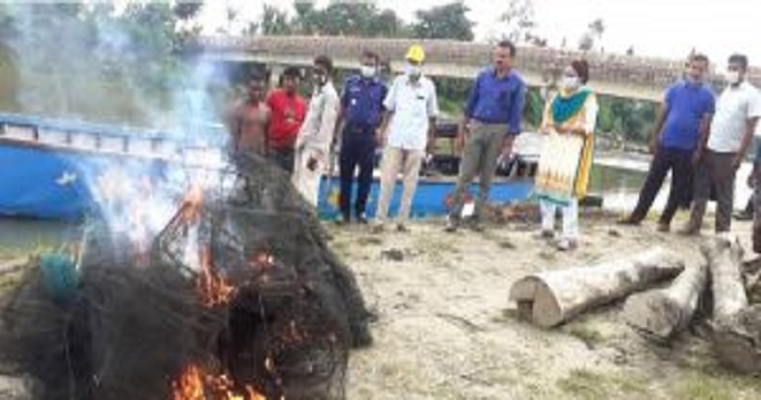 গাবতলীতে বাঙ্গালী নদী থেকে উদ্ধারকৃত নিষিদ্ধ জাল আগুনে ভষ্মিভুত