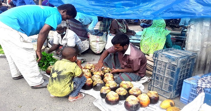 দুপচাঁচিয়ায় হাট বাজারে পাকা তালের সমারোহ