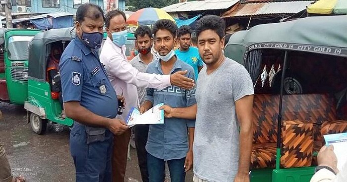 দুপচাঁচিয়ায় চালকদের মাঝে সচেতনতা সৃষ্টি করতে পুলিশের লিফলেট বিতরণ দুপচাঁচিয়ায় চালকদের মাঝে সচেতনতা সৃষ্টি করতে পুলিশের লিফলেট বিতরণ