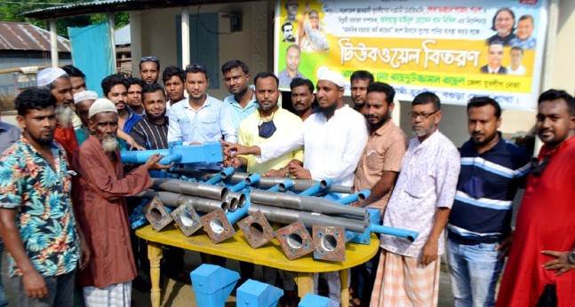 বগুড়ার সারিয়াকান্দিতে টিউবওয়েল বিতরণ করলেন যুবলীগ নেতা রাছেল