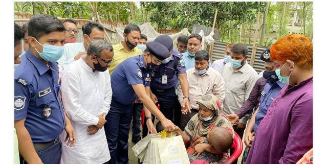 শিবগঞ্জে প্রতিবন্ধী পরিবারের পাশে দাঁড়ালেন পুলিশ সুপার সুদীপ