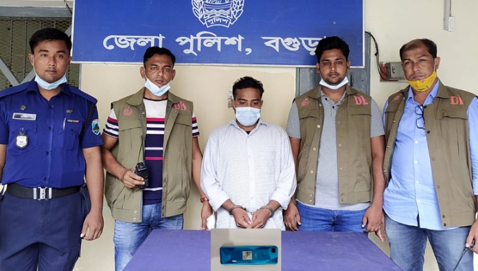 বগুড়ায় নারীর নগ্ন ভিডিও নিয়ে ব্ল্যাকমেইল, প্রতারক গ্রেফতার বগুড়ায় নারীর নগ্ন ভিডিও নিয়ে ব্ল্যাকমেইল, প্রতারক গ্রেফতার