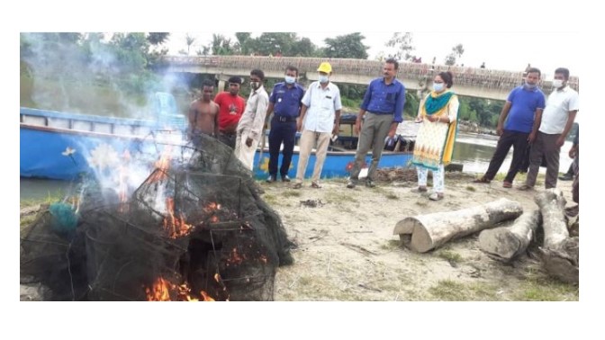 গাবতলীতে বাঙ্গালী নদী থেকে উদ্ধারকৃত নিষিদ্ধ জাল আগুনে ভষ্মিভুত