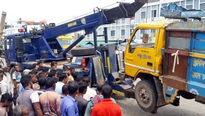 বগুড়ায় ট্রাক উল্টে শ্রমিক নিহত