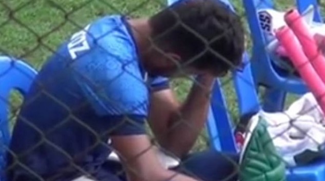 তাসকিনের বলের আঘাতে মাটিতে লুটিয়ে পড়লেন আফিফ তাসকিনের বলের আঘাতে মাটিতে লুটিয়ে পড়লেন আফিফ