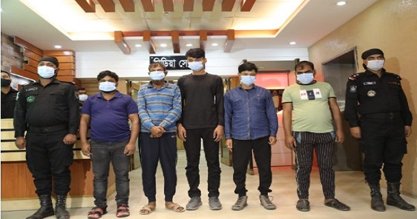 বগুড়ায় তিন মার্কেটে দুধর্ষ ডাকাতিঃ অস্ত্রসহ গ্রেফতার ৫