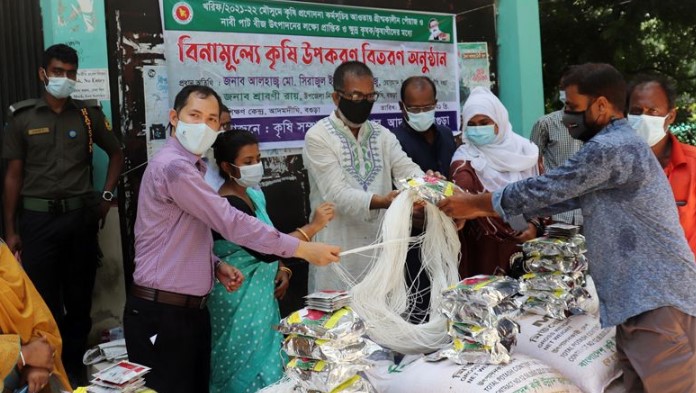 আদমদীঘিতে গ্রীষ্মকালীন কৃষি উপকরণ বিতরণ