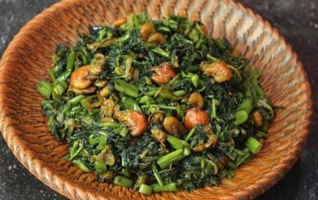 চিংড়ি ও কলমি শাক ভাজি চিংড়ি ও কলমি শাক ভাজি