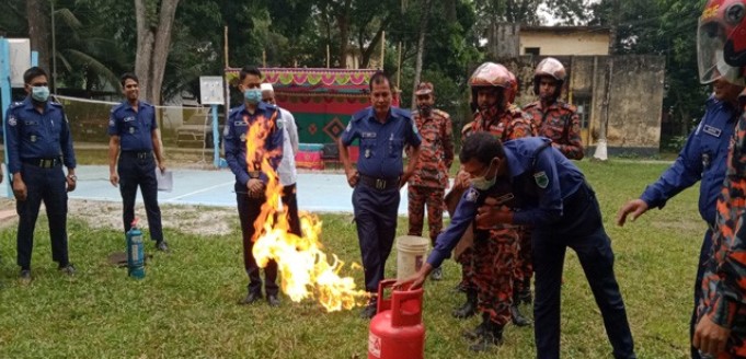 জনসচেতনতা বাড়াতে সোনাতলা থানায় অগ্নিনির্বাপণ মহড়া