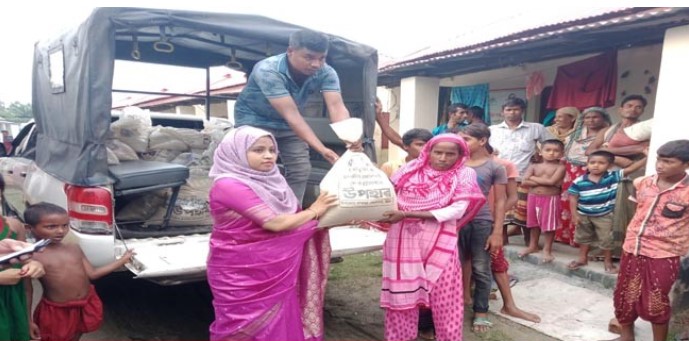 সোনাতলায় প্রধানমন্ত্রীর উপহার বিতরণ করলেন ইউএনও সাদিয়া আফরিন