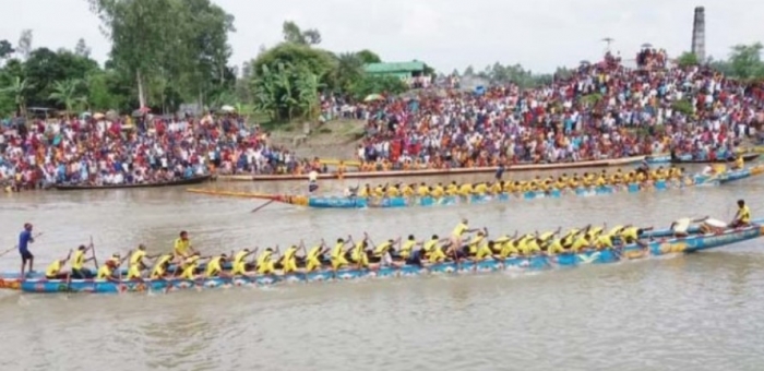 গাবতলীতে ইছামতি নদীতে মনোমুগ্ধকর নৌকা বাইচ