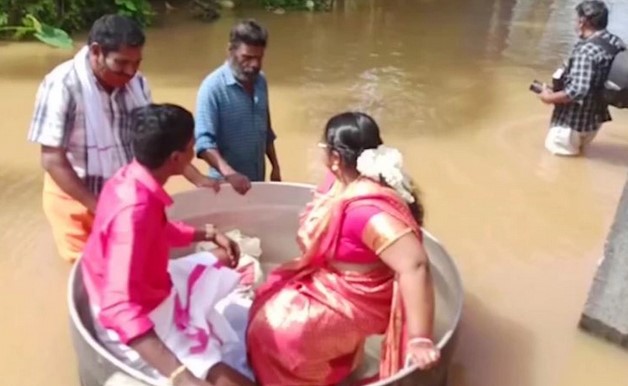 কেরালায় রান্নার পাত্রে বসে বিয়ে করতে গেলেন বর-কনে