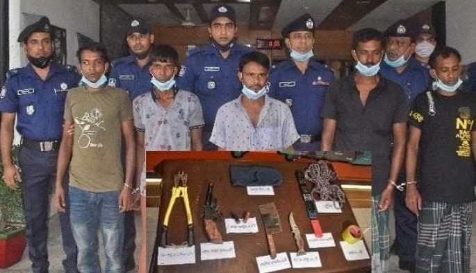 বগুড়ায় আগ্নেয়াস্ত্রসহ ৫ ডাকাত গ্রেফতার বগুড়ায় আগ্নেয়াস্ত্রসহ ৫ ডাকাত গ্রেফতার