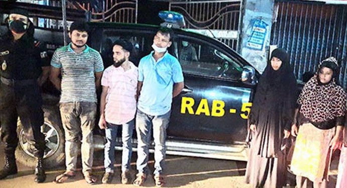 বগুড়ায় প্রাইভেটকার থেকে ১১কেজি গাঁজা উদ্ধার,২ নারীসহ গ্রেফতার ৫ বগুড়ায় প্রাইভেটকার থেকে ১১কেজি গাঁজা উদ্ধার,২ নারীসহ গ্রেফতার ৫