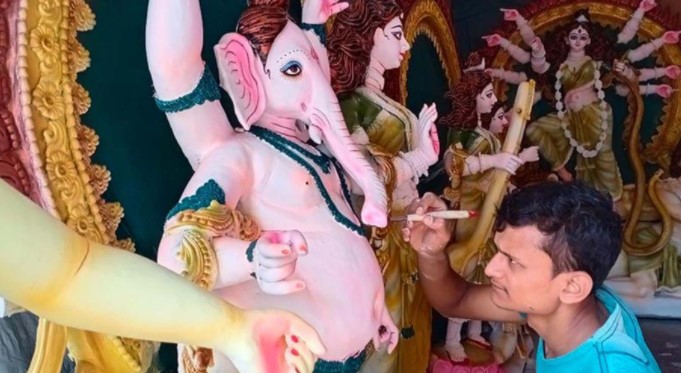 বগুড়ার শেরপুরে মণ্ডপে মণ্ডপে চলছে শেষ মূহুর্তের প্রস্তুতি বগুড়ার শেরপুরে মণ্ডপে মণ্ডপে চলছে শেষ মূহুর্তের প্রস্তুতি