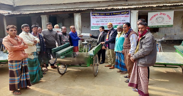 শেরপুরে গরীবদের মাঝে ভ্যানগাড়ি বিতরণ