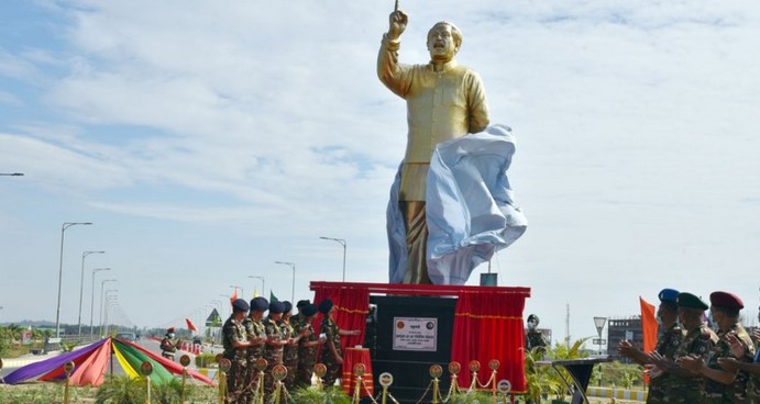 সিলেট সেনানিবাসে জাতির পিতার ভাস্কর্য ‘বজ্রকণ্ঠ’ উদ্বোধন