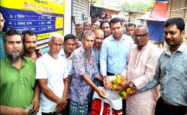 শিবগঞ্জে টিসিবি পণ্য বিতরণ কার্যক্রম উদ্বোধন