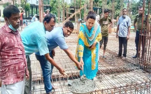 গাবতলী উপজেলা পরিষদে নির্মাণাধীন ভবনের ছাঁদ ঢালায়ের উদ্বোধন