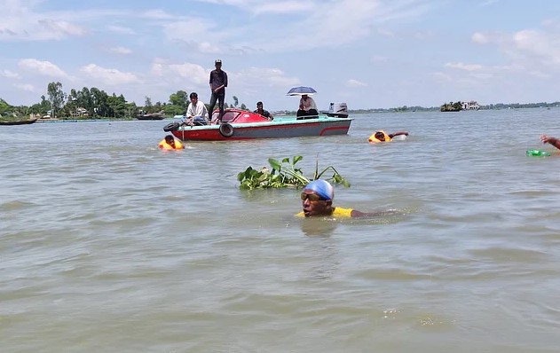 প্রায় ২০০ কিলোমিটার সাঁতরে এক লাখ টাকা জিতলেন বকুল সিদ্দিকী