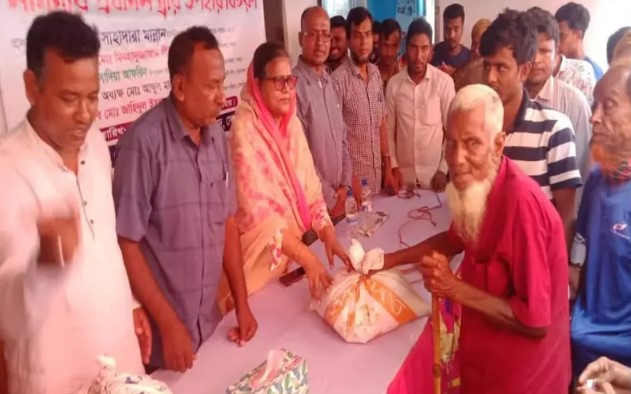 সোনাতলায় প্রধানমন্ত্রীর উপহারের চাল বিতরণে এমপি সাহাদারা মান্নান