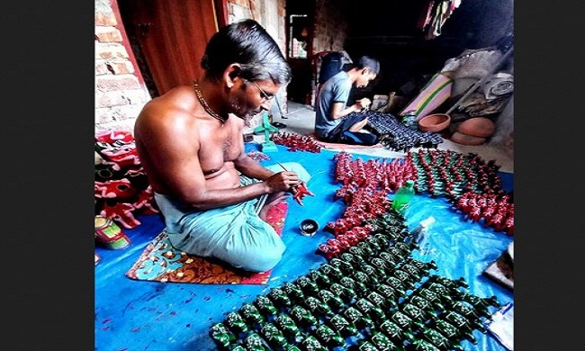 দুপচাঁচিয়া পাল পাড়ায় মাটির খেলনা তৈরির ধুম