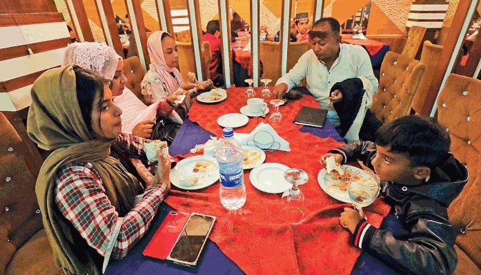 বগুড়ায় মধ্যরাতেও জমজমাট রেস্তোরাঁপাড়া বগুড়ায় মধ্যরাতেও জমজমাট রেস্তোরাঁপাড়া