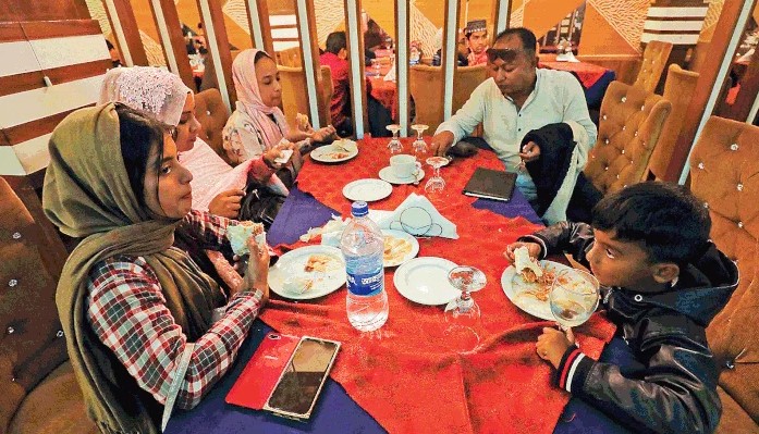 বগুড়ায় মধ্যরাতেও জমজমাট রেস্তোরাঁপাড়া