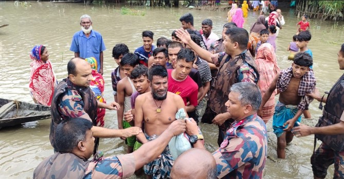 বন্যাদুর্গত ৬০০ পরিবারে বিজিবির ত্রাণ বিতরণ