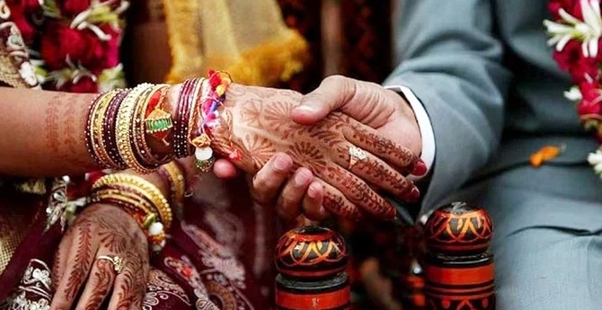ভালোবেসে একসঙ্গে দুই বান্ধবীকে বিয়ে তরুণের ভালোবেসে একসঙ্গে দুই বান্ধবীকে বিয়ে তরুণের