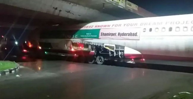 রাস্তায় আটকে গেল বিশাল উড়োজাহাজ, দেখতে মানুষের ভিড় রাস্তায় আটকে গেল বিশাল উড়োজাহাজ, দেখতে মানুষের ভিড়