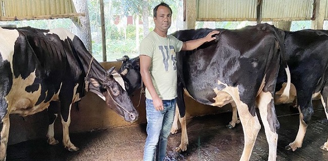 ব্যাংকের চাকরি ছেড়ে গিয়াস এখন সফল খামারি