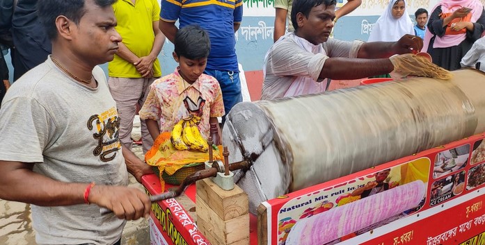 বগুড়ার নবাববাড়ি রোডে ‘রোলার কোস্টার আইসক্রিম’