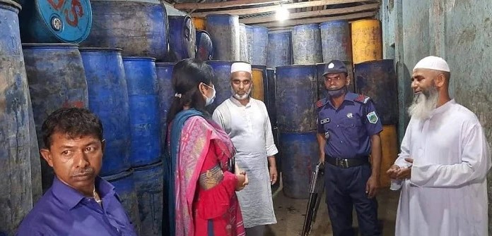 বগুড়ায় গোডাউনে ৩১ হাজার লিটার তেল উদ্ধার, ৫০ হাজার টাকা জরিমানা বগুড়ায় গোডাউনে ৩১ হাজার লিটার তেল উদ্ধার, ৫০ হাজার টাকা জরিমানা