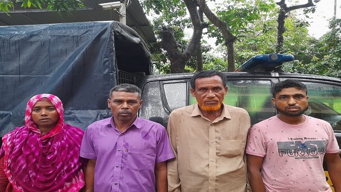 বগুড়ায় ৩টি নকল স্বর্ণের মূর্তিসহ চার প্রতারক গ্রেপ্তার বগুড়ায় ৩টি নকল স্বর্ণের মূর্তিসহ চার প্রতারক গ্রেপ্তার