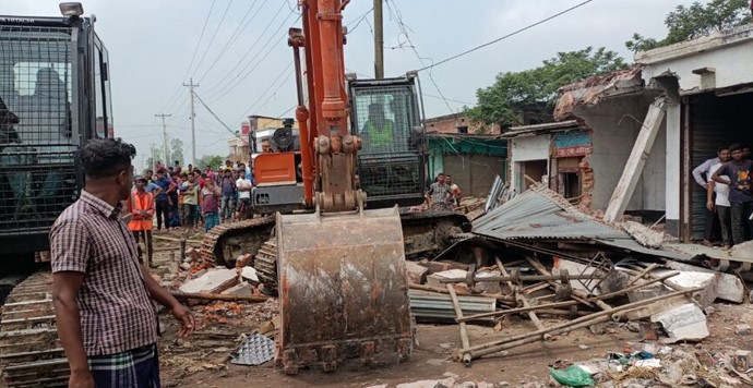 বগুড়ার শিবগঞ্জের কিচকে সওজের উচ্ছেদ অভিযান