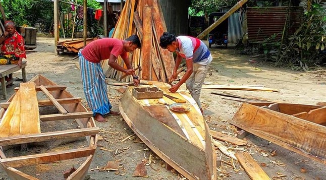 বর্ষা আসন্ন, নৌকা তৈরিতে ব্যস্ত সারিয়াকান্দির যমুনাপারের মানুষ