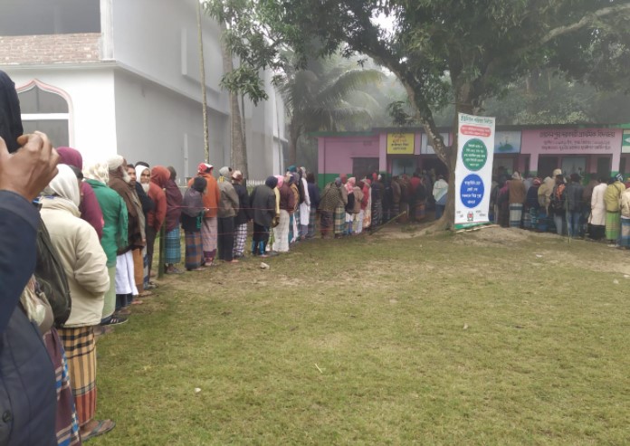 বগুড়ায় শীত উপেক্ষা করে দীর্ঘ লাইনে ভোটাররা বগুড়ায় শীত উপেক্ষা করে দীর্ঘ লাইনে ভোটাররা
