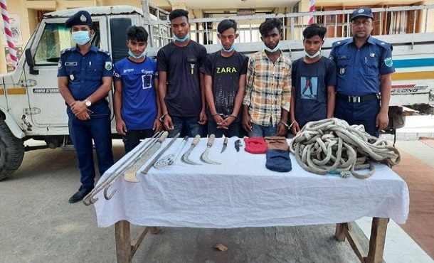 বগুড়ায় দেশীয় অস্ত্রসহ আন্তঃজেলা ডাকাত দলের ৫ সদস্য গ্রেফতার বগুড়ায় দেশীয় অস্ত্রসহ আন্তঃজেলা ডাকাত দলের ৫ সদস্য গ্রেফতার