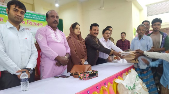 নন্দীগ্রামে কৃষকদের মাঝে বিনামূল্যে বীজ ও সার বিতরণ নন্দীগ্রামে কৃষকদের মাঝে বিনামূল্যে বীজ ও সার বিতরণ