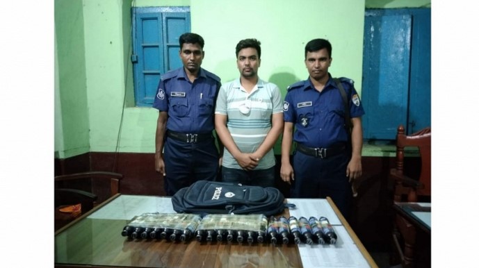 বগুড়ায় পুলিশ লেখা ব্যাগে ৩৯ বোতল ফেনসিডিল,অতপর... বগুড়ায় পুলিশ লেখা ব্যাগে ৩৯ বোতল ফেনসিডিল,অতপর...