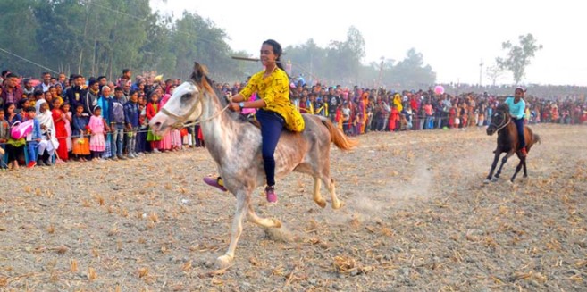 বগুড়ায় ঘোড়দৌড় প্রতিযোগিতা দেখতে দর্শনার্থীদের ঢল