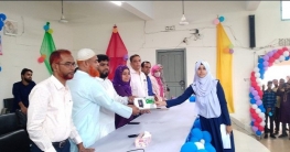শাজাহানপুরে শিক্ষার্থীদের মাঝে স্মার্ট ডিভাইস বিতরণ