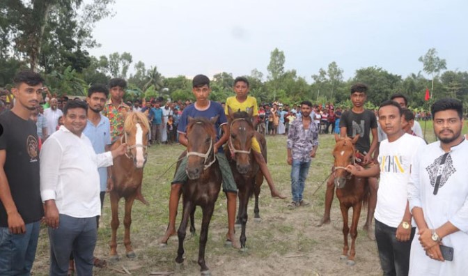 শাজাহানপুরে বিশাল ঘোড়ার দৌড় প্রতিযোগিতা অনুষ্ঠিত