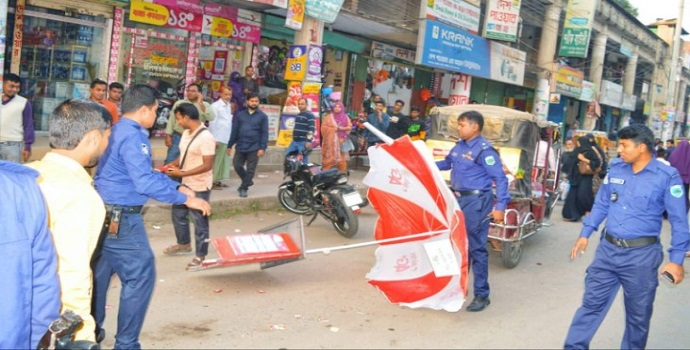 বগুড়ায় সড়ক ও ফুটপাত দখলমুক্ত করতে পুলিশের অভিযান