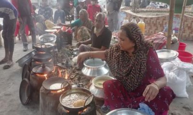 বগুড়ায় ‘বেগুনী খালা’র হাতে বাহারি পিঠা