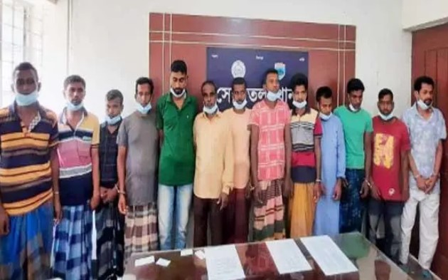 বগুড়ায় জুয়ার সরঞ্জাম টাকা সহ ১৩ জুয়াড়ি গ্রেফতার বগুড়ায় জুয়ার সরঞ্জাম টাকা সহ ১৩ জুয়াড়ি গ্রেফতার