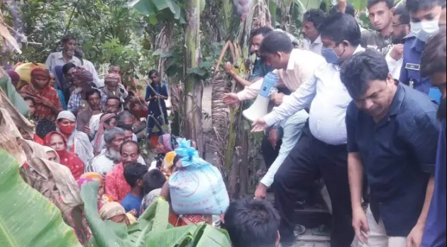 ধুনটে বন্যা দুর্গতদের মাঝে ত্রাণ বিতরণ করেন বগুড়া জেলা প্রশাসক